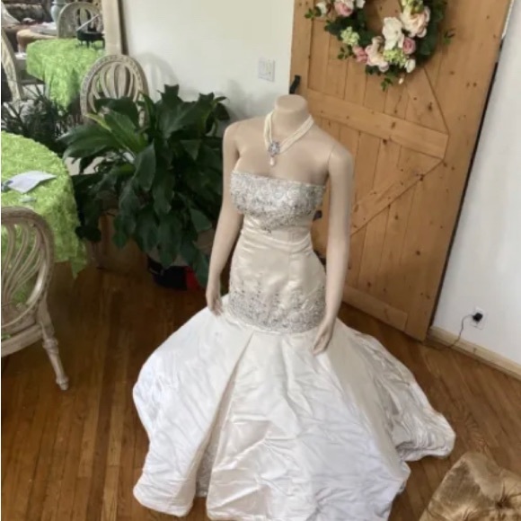 Mermaid sleeveless Silk wedding Dress with Swarovski Crystals BEAUTIFUL!! - Picture 11 of 12